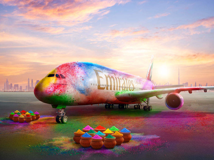 Bonita imagen de un A380 de Emirates decorado con colores. (X)