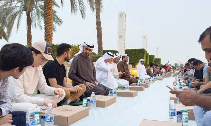 El presidente de EAU durante el iftar en la Gran Mezquita de Abu Dhabi. (Fuente externa)