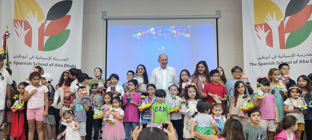 El embajador de México junto a todos los niños participantes en el evento. (EL CORREO)