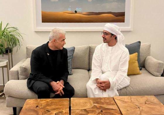 El ministro emiratí junto al líder de la oposición de Israel. (WAM)
