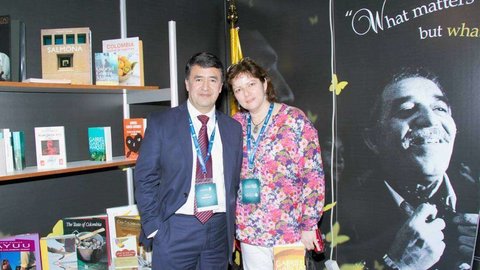 Dixon Moya y Patricia Mogollón, en el stand de Colombia en la Feria del Libro de Abu Dhabi. (Manaf K. Abbas)