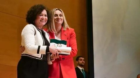 Pilar Aranda recibe la Bandera de Andalucía.