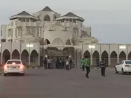 Curiosos a las puertas de la mansi&oacute;n encantada de Ras Al Khaimah. (EL CORREO)