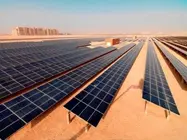 Placas de energ&iacute;a solar en el desierto de EAU.