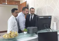 Resposables del centro de visados de BLS en Abu Dhabi. (EL CORREO DEL GOLFO)