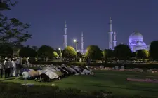 Rezos en Ramad&aacute;n en la Gran Mezquita de Abu Dhabi. (EL CORREO)