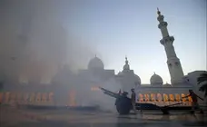 Los ca&ntilde;ones por Ramad&aacute;n se lanzan en la Gran Mezquita de Abu Dhabi. (WAM)