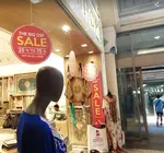 Rebajas en el centro comercial Ibn Battuta de Dubai. (EL CORREO)
