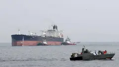 Lanchas de la Guardia Revolucionaria abordan el petrolero British Heritage en el Golfo Ar&aacute;bigo, el 11 de julio de 2019. (Fuente externa)