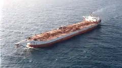 El petrolero Saffer en la costa de Yemen. (Al Arabiya)