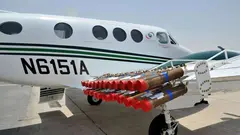La Oficina de Meteorolog&iacute;a de EAU difundi&oacute; una imagen de uno de los aviones que siembran las nubes.