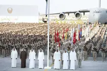 El gobernante de Ras Al Khaimah, y los l&iacute;deres de EAU en febrero de 2020 durante un homenaje a los miembros de las Fuerzas Armadas que participaron con la Coalici&oacute;n &Aacute;rabe en Yemen, en Zayed Military City. (Ministerio de Asuntos Presidenciales)