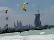 Viento y oleaje en Kite Beach de Dubai. (EL CORREO)