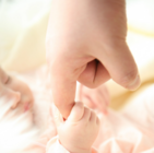 Un bebé junto a su madre a modo ilustrativo. (Fuente externa)