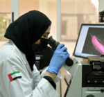 Una t&eacute;cnico realiza funciones en un laboratorio de Emiratos &Aacute;rabes. (Dubai Media Office)