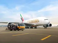 Un avi&oacute;n de Emirates recibe combustible de Shell. (Emirates)