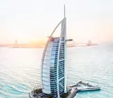 El hotel Burj Al Arab en la costa de Dubai. (Twitter)