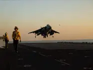 Un avi&oacute;n AV-8B Harrier estadounidense despega en el Mar Rojo. (Twitter)