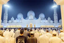Un momento de la oraci&oacute;n en la Gran Mezquita de Abu Dhabi. (WAM)