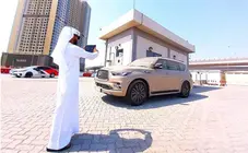 Un coche abandonado en la v&iacute;a p&uacute;blica. (Municipalidad de Dubai)