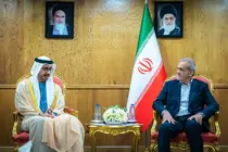El ministro de Asuntos Exteriores emirat&iacute; junto al presidente de Ir&aacute;n, Masoud Pezeshkian en 2024. (WAM)