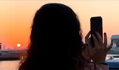 Una joven con un m&oacute;vil en Dubai. (EL CORREO)