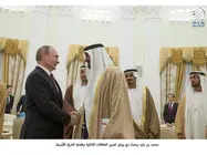 El presidente de EAU saluda a Putin durante una visita en 2016. (WAM)