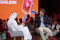 Tucker Carlson durante la presentaci&oacute;n de la Cumbre 1.000 millones de seguidores en Dubai 2025. (WAM)