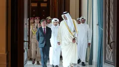 Gustavo Petro junto al emir de Qatar durante la visita que lleva a cabo al país del Golfo. (presidencia.gov.co)
