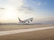 Un avión de Emirates durante el despegue. (WAM)
