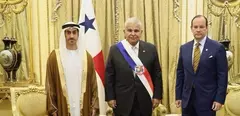 El embajador emiratí a la derecha del presidente Panamá. (WAM)