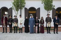 El jeque Mansour con los representantes de arte ecuestre. (WAM)