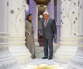 La especialista en visitas culturales Mahra Al Dhaheri ofreció a António Costa una explicación detallada del esplendor artístico y arquitectónico de la mezquita. (WAM)