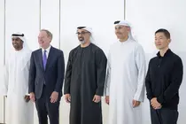 El príncipe heredero de Abu Dhabi junto a representantes de Microsoft tras el anuncio de inversión. (WAM)