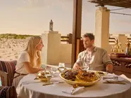 La pareja disfruta de la gastronomía emiratí. (Facebook)