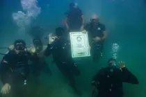 Buzos en las aguas de Abu Dhabi con el certificado Guinnes. (WAM)