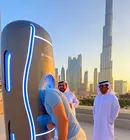 Un joven prueba la moderna barbería. (Instagram)