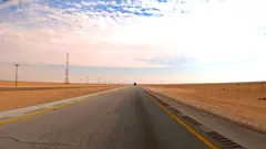 La carretera Highway 10 llega hasta la frontera de EAU con Arabia Saudí. (X)