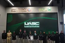 El equipo de la Policía de Dubai posa con el certificado Guinness. (Fuente externa)
