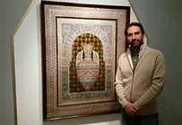 El artista cordobés en Sharjah junto a una de sus obras. (EL CORREO)