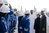 El presidente  de EAU durante su visita este lunes a Adnoc. (WAM)