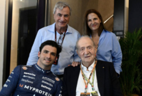 Juan Carlos I junto a la familia Sainz en Abu Dhabi. (X)