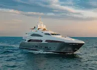 un yate en las aguas de Dubai. (X)