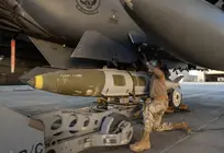 Un aviador estadounidense instala un sistema de municiones. (Fuente externa)