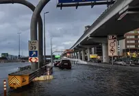 Carretera inundada por la lluvia en Dubai. (Instagram)