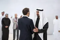 El presidente de EAU saluda a Macron en Abu Dhabi. (WAM)