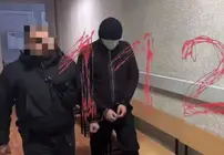 El sospechoso con sombrero y m&aacute;scara en un tribunal ruso. (Fuente externa)