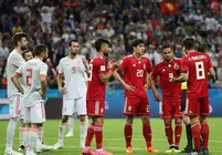 La Selecci&oacute;n de f&uacute;tbol de Ir&aacute;n (rojo) en un partido frente a Espa&ntilde;a. (X)