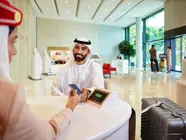 Un pasajero emirat&iacute; en el aeropuerto. (Emirates)