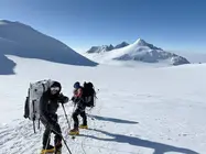 Respresentantes emirat&iacute;es en el polo. (WAM)